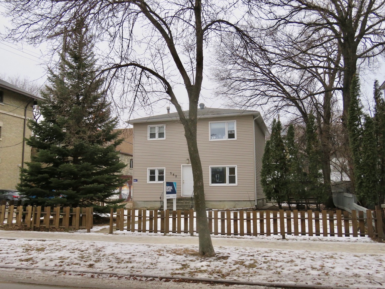 562 Wardlaw Avenue - 1